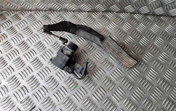 Mercedes-Benz A W168 Accelerator throttle pedal A1683000425 A0125423317