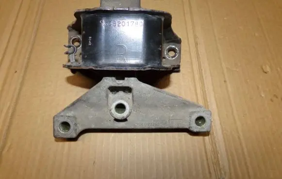 Engine mount bracket