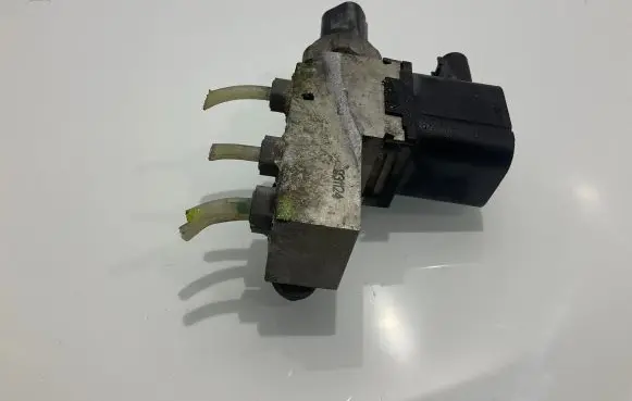 Mercedes-Benz CLS C219 Air suspension valve block A2113200158 2113200158