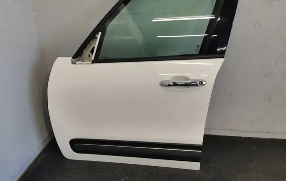 Fiat 500L Front door 268