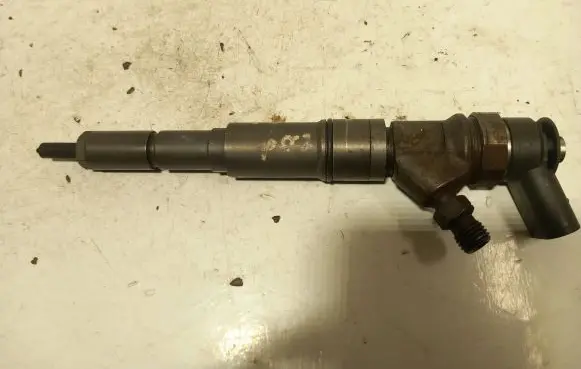 BMW 5 E60 E61 Fuel injector 0445110216