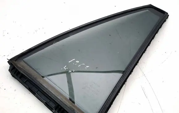 Toyota RAV 4 (XA50) Rear vent window glass 6818942070