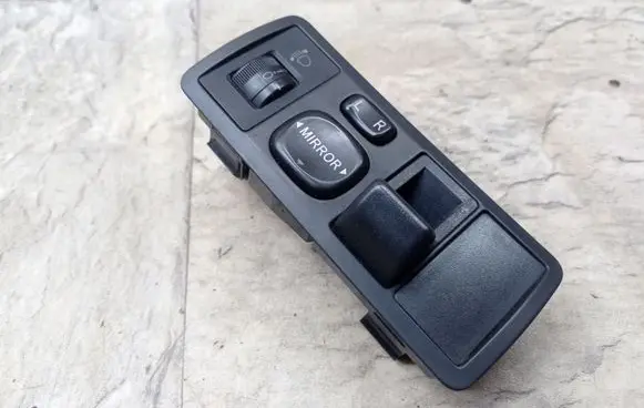 Toyota Corolla Verso E121 Wing mirror switch 183574 777665 5544120140