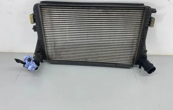 Volkswagen Touran II Intercooler radiator 1K0145803BN 21091238