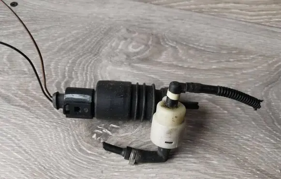 Volkswagen Golf IV Windscreen/windshield washer pump 1J0973722