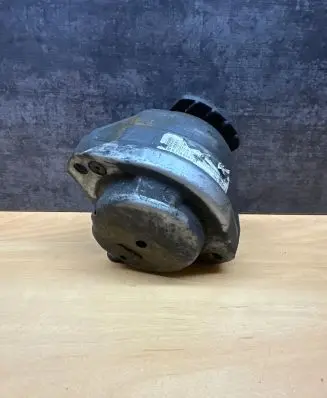 BMW 5 E60 E61 Engine mount bracket 6774619