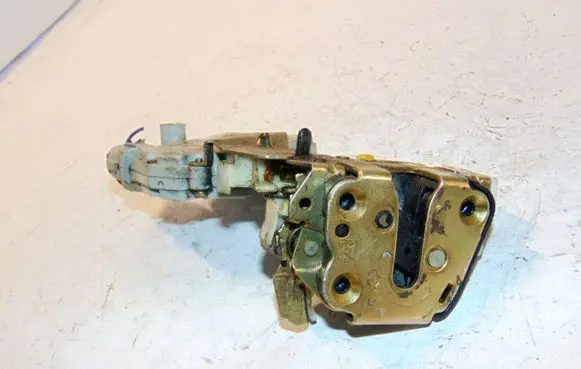 Nissan Terrano Rear door lock 825027F600