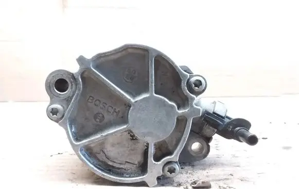 Ford Focus Vacuum pump D1563B09070