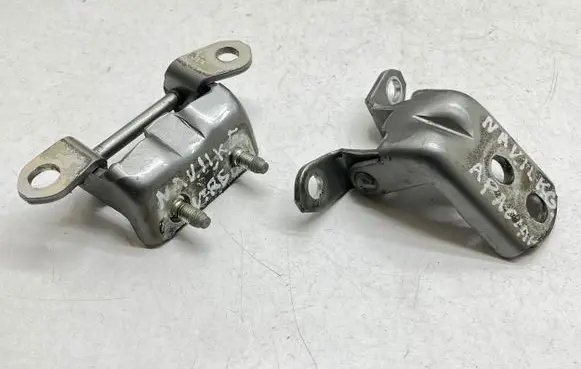 Nissan Navara D23 Rear door hinge set AD47742