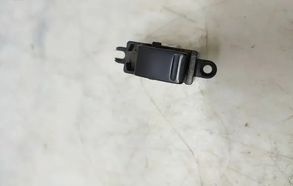 Nissan X-Trail T30 Electric window control switch 6427Z