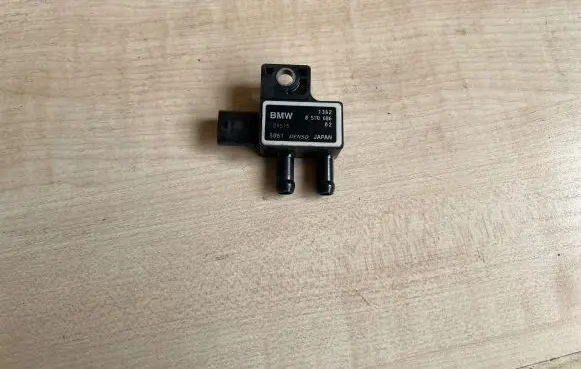 BMW 5 F10 F11 Exhaust gas pressure sensor 8570686 1362 5061