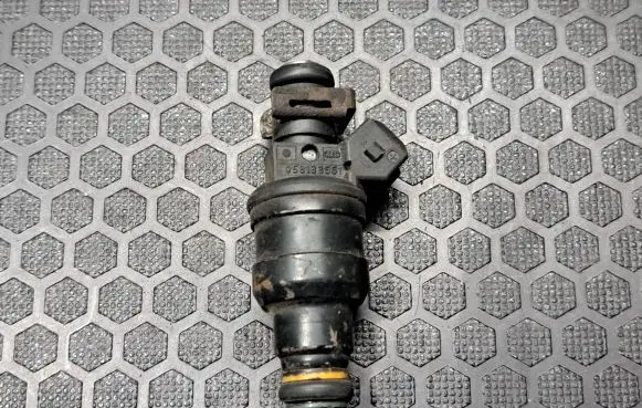 Audi A6 S6 C5 4B Fuel injector 058133551