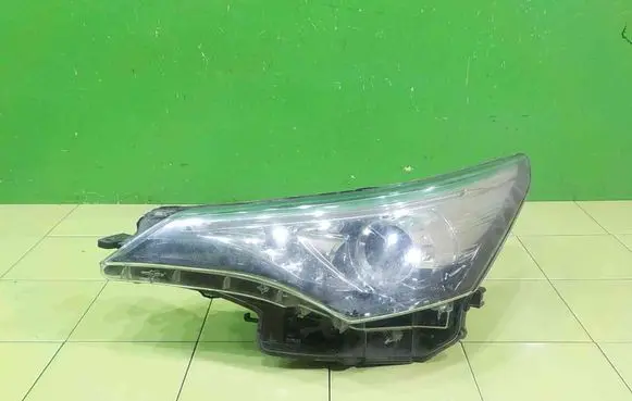 Toyota Avensis T270 Headlight/headlamp PRZOD