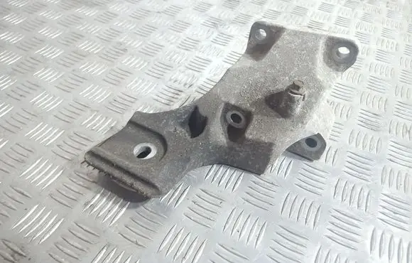 Engine mounting bracket