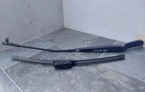 Front wiper blade arm