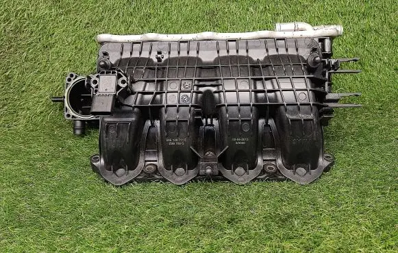Volkswagen Jetta VI Intake manifold 04E129711E 04E145749B