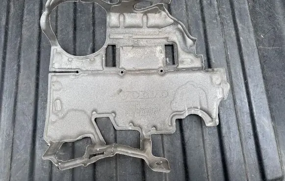 Engine bonnet/hood sound/heat insulation