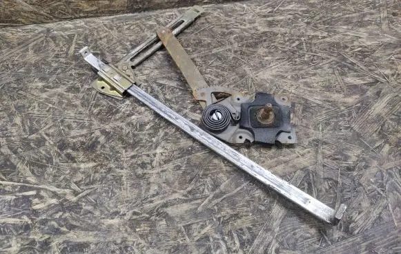 Rear door manual window regulator