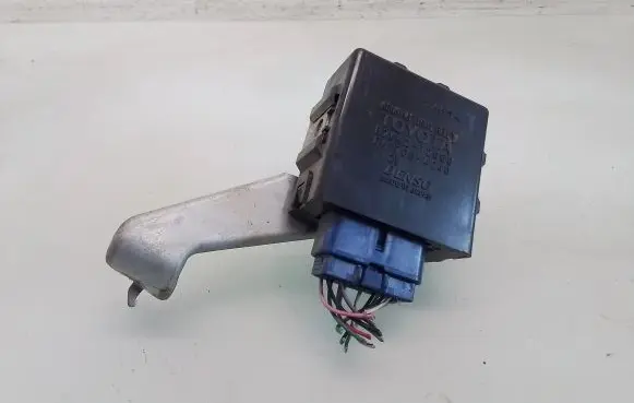 Toyota Yaris Day light relay 8264212050