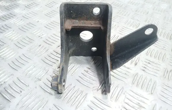 Engine mounting bracket