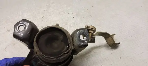 Toyota Avensis T250 Engine mount bracket 6256H