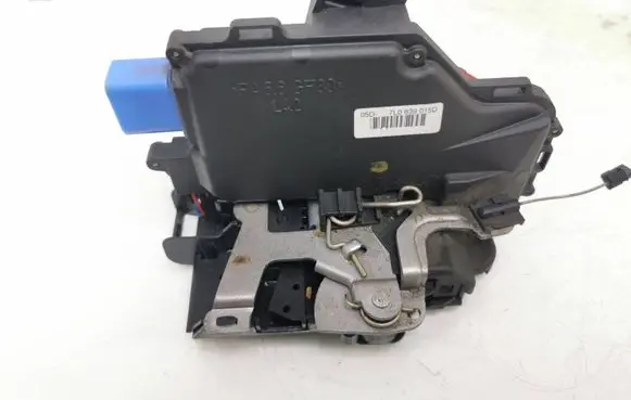 Volkswagen Golf V Rear door lock 7L0839015D
