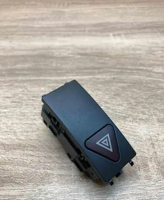 Mercedes-Benz E W212 Hazard light switch 2129052400 33692612