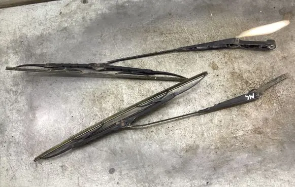 Mercedes-Benz ML W163 Front wiper blade arm
