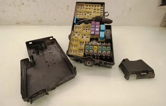 Mazda CX-7 Fuse box set EG2166767 PA6GF10GB20
