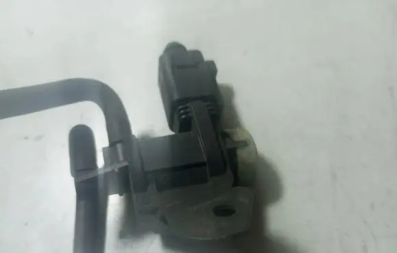 Volkswagen Touran I Turbo solenoid valve 1J0906283C