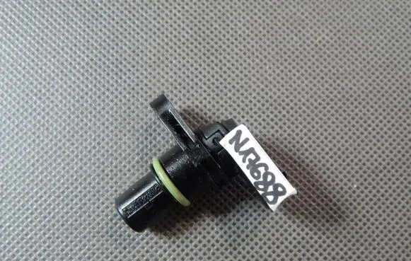 Volkswagen Golf VII Camshaft position sensor 04C907601A