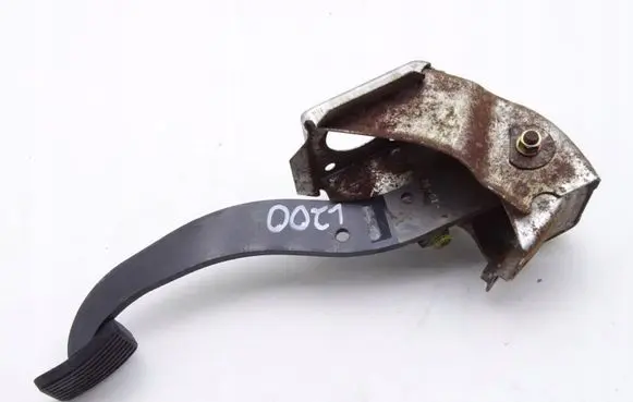 Mitsubishi L200 Brake pedal