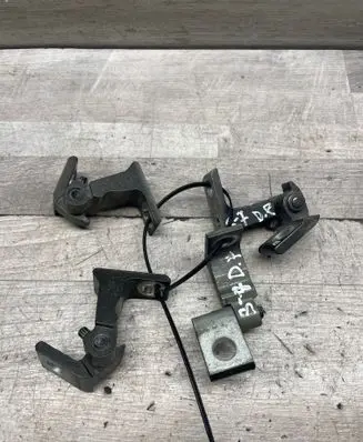 Volkswagen PASSAT B8 Front door upper hinge 8X0831404E
