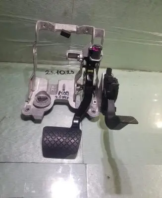 Audi A4 S4 B8 8K Clutch pedal mounting bracket assembly 8K1723523A