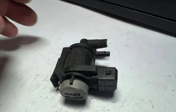 Audi A4 S4 B6 8E 8H Turbo solenoid valve 1J0906283A
