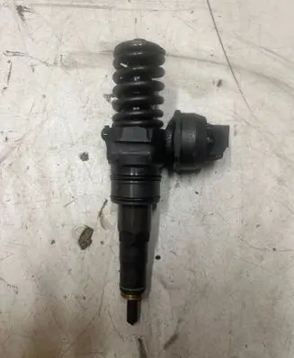 Volkswagen PASSAT B5.5 Fuel injector 038130073AA 038130073AC