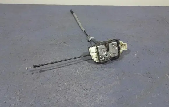 Volvo V40 Front door lock 31301421