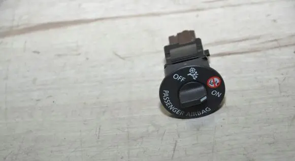 Passenger airbag on/off switch