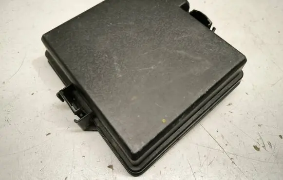 KIA Sportage Fuse box cover 91990F1540