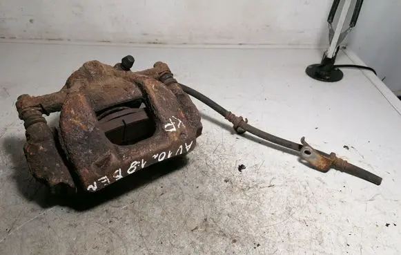 Toyota Avensis T270 Front brake caliper