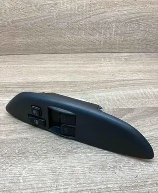 Toyota Yaris Electric window control switch 0113D09