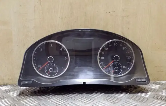 Volkswagen Tiguan Speedometer (instrument cluster) A2C53353037 5N0920971B