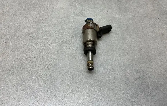 Volkswagen Golf VI Fuel injector 06H906036G