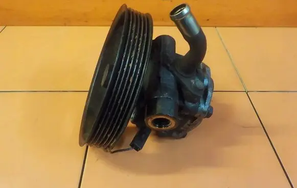 Mitsubishi L200 Power steering pump 