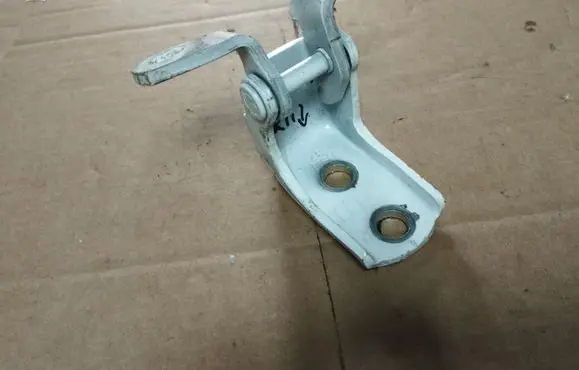 Honda CR-V Rear door lower hinge