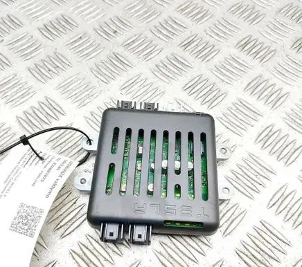 Tesla Model X USB control unit 104282900E
