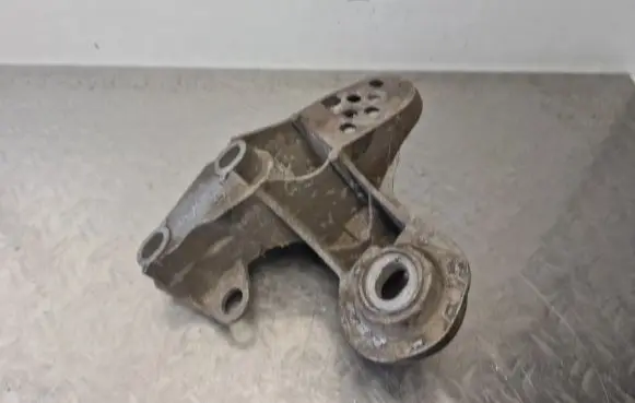 Audi A6 S6 C5 4B Engine mounting bracket 8E0199351A