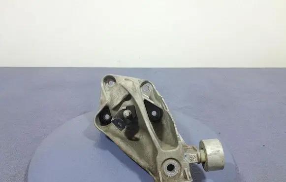BMW X3 E83 Engine mount vacuum valve 6884475