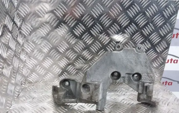 Hyundai ix35 Generator/alternator bracket 