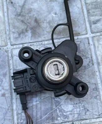 BMW 3 E46 Tailgate exterior lock 8196052